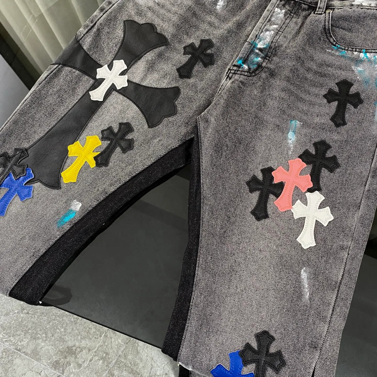 P330 CH Chromehearts colorful spliced ​​cross patch leather retro hand-painted splash-ink jeans, counter price 34W level, patch cross flower embellishment, washed jeans! ! An absolutely high-end luxury product, a 1.9W-level god-level single product, a super popular product, made by top heavy industry, a magic weapon that cannot be missed! [About Zangyin] This is an extremely luxurious fashion brand that can also be called the aristocracy of the high street. It has always been an exclusive brand for some hipsters or rich second generations. Compared with ordinary high streets, it is more luxurious and noble. Compared with luxury brands, it is more fashionable and individual. It has always been a brand that I have a special liking for. [Top heavy industry fashion design] Consistently high-street luxury style. Speaking of this style, the Zangyin family and GU family are definitely the leading representative brands. Especially the Zangyin family has really achieved a state-of-the-art effect in creating high-street style. The unique washed material is used to create this style. The color system is already quite eye-catching. After it is decorated with patchwork cross flowers, it cleverly highlights the charm of the brand. Secondly, this style uses classic The high-waist cutting design highlights the long legs and fashionable temperament of the upper body. The brand is highly recognizable and the slim fit configuration is more suitable for daily wear. It is a product that interprets personality, fashion, and specifications at a glance. This single product is enough to make any fan excited. It can be a white T-shirt for a youthful college style, or a tight suspender for a royal style. It has strong matching ability and can be easily controlled by men.  [Materials and craftsmanship] Needless to say, this point goes without saying. As an excellent craftsman brand, Zangyin’s requirements for details and craftsmanship are really perfect. The washed color of this model has gone through so many processes, not to mention the embellishment of denim appliques. It is also purely hand-made and sewn. Just like what they believe in, only hand-made things have soul and have the meaning of wear. A top-notch heavy-duty fashionable denim item, I look forward to your perfect interpretation! !  Color: black gray Size: 28-36